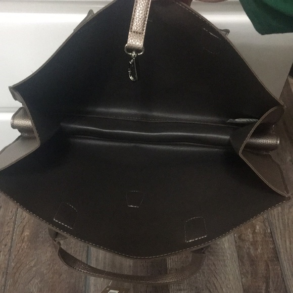 Taupe pebble tote - Picture 4 of 4